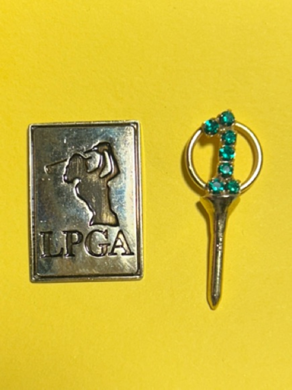LPGA Gold Tone Golf Pin Set pin + tee with green ‘1’ Rhinestones